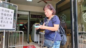 蔣月惠咬傷女警服勞役延期屏東縣議員蔣月惠咬傷女警案，被判處拘役80日、得易科罰金。蔣月惠選擇服勞役，30日前往屏東地檢署報到，因體檢表還沒拿到，報到改到10月12日。中央社記者郭芷瑄攝　109年9月30日