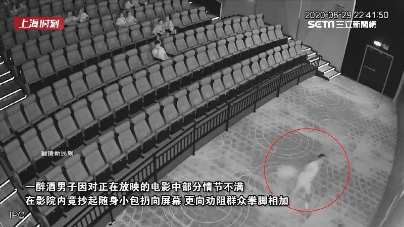 醉男疑入戲太深　不滿電影情節砸銀幕