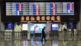 疫情延燒　桃園機場空蕩蕩（1）武漢肺炎疫情持續延燒，許多航班受影響取消，桃園國際機場出境大廳人潮稀疏。中央社記者王騰毅攝　109年3月29日