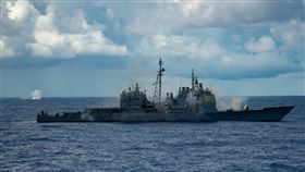 美國雷根號航空母艦、安提坦號飛彈巡洋艦在菲律賓海巡邏。（圖／翻攝自USS Ronald Reagan (CVN 76)臉書）
