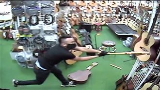 3惡煞突闖樂器行　斧頭砸店損失百萬