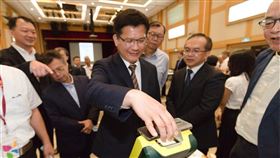 交通部發展智慧交通，將推動全台客運透過手機刷QR Code搭車，並訂定全國標準，預定110年在公路客運、國道客運及市區公車各選一條路線試辦。圖為6月30日交通部舉辦「公路客運服務數位轉型座談會」，交通部長林佳龍（前中）示範用手機QR Code搭車付款。（圖／交通部提供）
