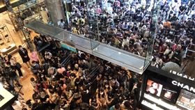 新光三越週年慶開跑  南西店湧入大量人潮新光三越首波週年慶開跑，台北南西店一開店湧入大量人潮。中央社記者梁珮綺攝　109年10月1日