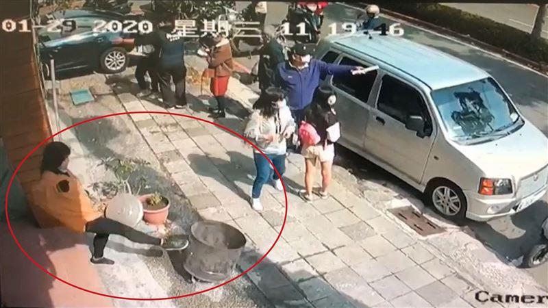 踹翻金爐鬧場　女韓粉暴怒下場曝光