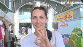 天降中秋節禮物！搭火車驚喜收2顆文旦　正妹老外：超棒的（圖／記者王浩原攝影）