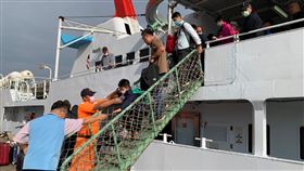 金門秋節專船平安抵達料羅為疏解秋節返鄉人潮，金門縣政府租賃台金疏運船舶金門快輪航駛台中-金門往返各一航次，9月30日搭載208名旅客由台中港啟航，1日抵達金門料羅港。（金門縣政府提供）中央社記者黃慧敏傳真　109年10月1日