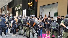 香港十一遊行　警方圍捕不願離去的示威者香港民眾於1日中共建政71週年當天，在多區遊行，警方多次舉旗警告，並於下午4時許圍捕不願離去的示威者。圖為警方逐一檢查被捕人員的身分證。中央社記者張謙香港攝　109年10月1日