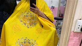 只是去剪頭髮…她「黃袍加身」登基了！1.5萬人驚呆了，圖／翻攝自爆廢公社