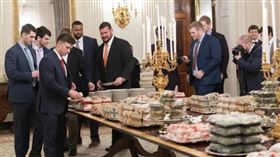 ▲美國總統川普在白宮招待大學美足冠軍隊，也是準備速食。（圖／翻攝自推特）