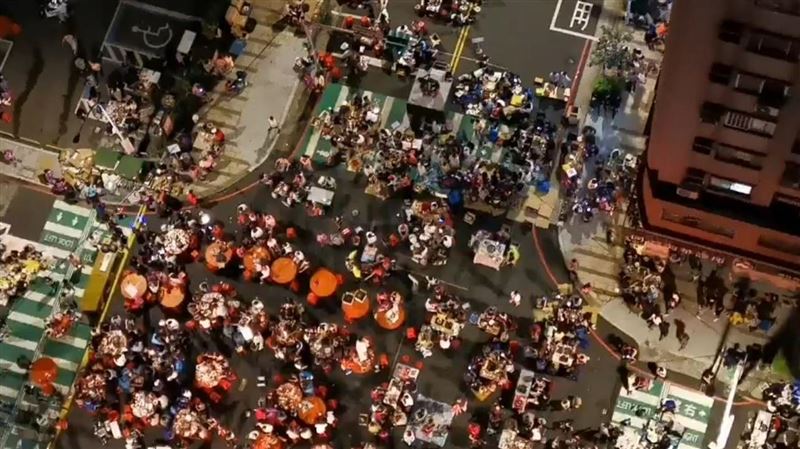 全台最狂！桃園萬人封街夯肉　空拍曝