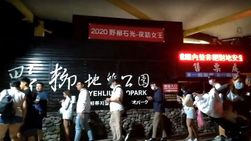 「夜訪女王」湧三千人　遊客氣到報警