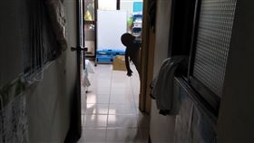 鬼影,客廳,探頭,對望(翻攝自 爆廢公社)