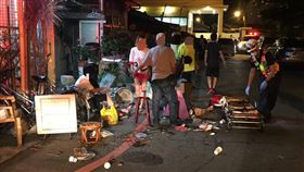 中秋路邊烤肉驚魂　計程車疑倒車失控衝撞3人花蓮市進豐街1日晚間發生計程車疑似倒車踩油門失控，衝撞正在路邊烤肉的民眾，造成3人擦挫傷送醫。（民眾提供）中央社記者張祈傳真　109年10月1日