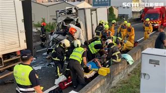 新／國1南屯交流道2車追撞駕駛受困