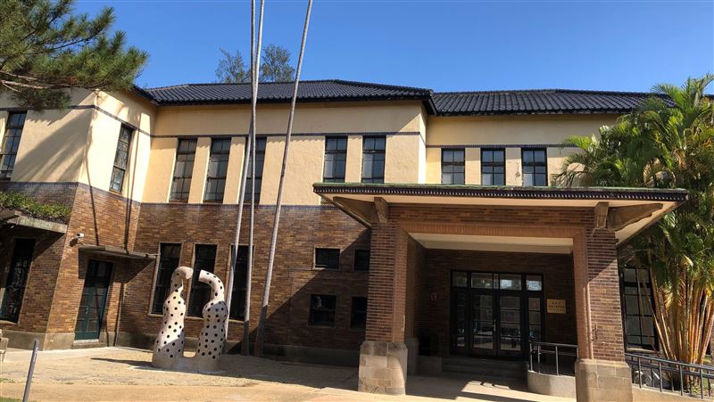水泥片砸中一家3口　血濺新竹玻工館