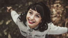 女孩，笑容，笑（圖／翻攝自unsplash）