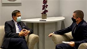 義媒專訪台代表：台灣不能放棄主權駐義代表李新穎（左）接受義大利網路軍事刊物「國防在線」專訪，強調台灣不能放棄主權。（駐義代表處提供）中央社記者黃雅詩羅馬傳真 109年10月2日