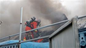 中國大陸「十一」長假首日傳出悲劇，山西省太原市一個風景區內冰雕館發生火災，造成13人死亡15人受傷，起因疑似電線走火。（圖／翻攝自山西消防微博網頁weibo.com）
