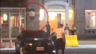 怒「你刪訊息！」女友車頂狂跳引圍觀