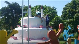 台東免費親子景點「生日蛋糕公園」有民眾爆料，不少家長無視注意事項，讓自家孩童恣意爬上爬下。（圖／記者王浩原拍攝）