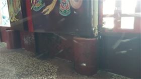 安座大典顯神蹟？廟內萬蜂飛舞如朝拜　孩童一旁玩耍也不叮