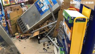 機車衝藥局　老闆譏：「搶買口罩？」