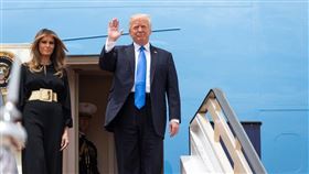 美國總統川普（右）在貼身幕僚希克斯確診後，1日與妻子梅蘭妮亞（左）雙雙驗出新型冠狀病毒陽性。（圖／翻攝自facebook.com/WhiteHouse）
