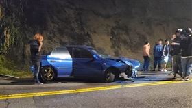 北市北投馬槽橋發生「硬皮鯊」高速自撞山壁車禍。（圖／翻攝自《爆廢公社二館》）