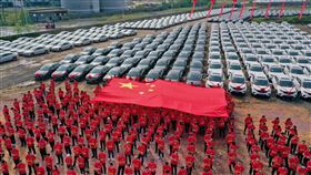 中秋節不發月餅 江西鋼企高調送員工轎車陸媒報導，因為營業利潤連續5年達標，中國江西省方大九鋼公司昨天中秋節不發月餅，而是斥資人民幣5億元（約新台幣21億元），高調舉辦盛大儀式送給每名員工一輛轎車。（中新社提供）中央社　109年10月2日