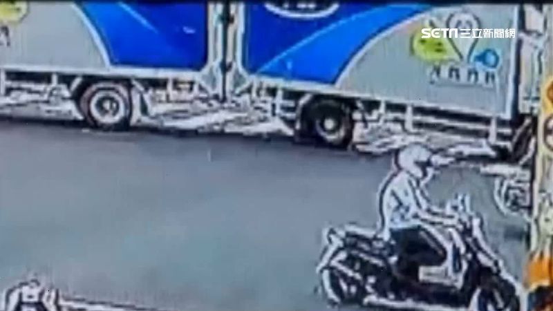 貨車疑沒油停路口　找同事撞進加油站