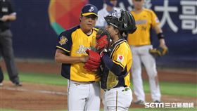 ▲中信兄弟投手謝榮豪、捕手陳家駒。（圖／記者劉彥池攝影）