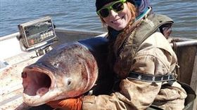 ▲美國水域捕獲的亞洲鯉魚碩大無比。（圖／翻攝自推特）