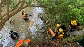 台中大坑山區民眾溺水亡　台中市大坑山區2日傳出有民眾溺水，消防人員獲報到場搜救，在攔沙壩附近水底發現一名男性遺體，初判為溺水身亡，但確切事發原因仍有待調查釐清。（民眾提供）中央社記者趙麗妍傳真　109年10月2日