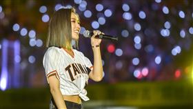 閻奕格為統一獅開唱。（圖／統一獅提供）