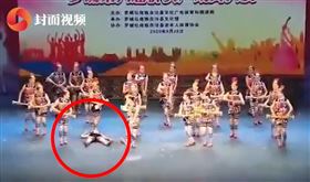 老人廣場舞大賽表演時倒地去世　其他人繞開繼續跳（圖／翻攝自微博）
