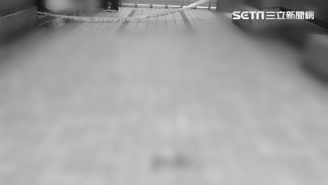 碰一聲，郭男陳屍血泊中，救護人員到場確認其無呼吸心跳未送醫，遺體覆蓋白布。（示意圖／資料照）