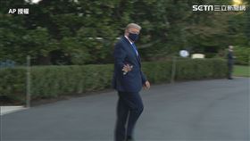 川普步行前往搭直升機赴醫院。（圖／AP授權）