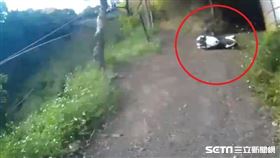 騎重機迴轉自摔／翻攝畫面