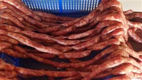 請婆婆買條香腸，回來變整串，香腸瀑布。（圖／翻攝自爆怨公社）