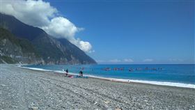 花蓮崇德海灘傳遊客昏倒　送醫不治　花蓮縣消防局3日上午接獲民眾報案指出，有遊客昏倒在秀林鄉崇德海灘（圖），消防人員到場發現昏倒遊客已呈現OHCA，雖送醫急救但仍宣告不治。（海巡署東部分署第一二岸巡隊提供）中央社記者張祈花蓮傳真　109年10月3日