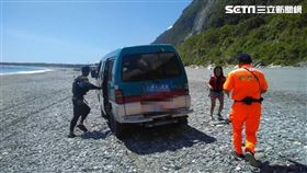 戴男與家人到花蓮划獨木舟，卻在上岸時昏倒猝死。（圖／翻攝畫面）