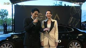 魏如萱一身白帥西裝登場。（圖／翻攝自Line）