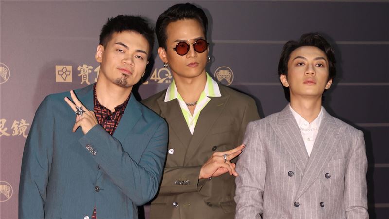 茄子蛋嫌紅毯太短！特製小本本寫感言