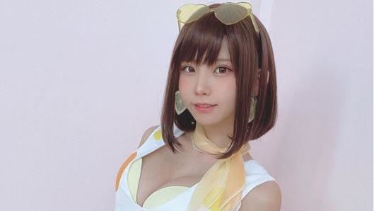 正面側面都開洞！甜美網紅這服裝辣翻