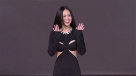 孫盛希穿著一身複合式合身黑禮服，大秀前胸美背。（圖／翻攝自Line）