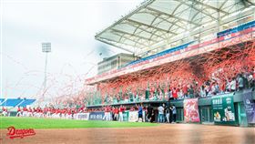 ▲味全龍在二軍首年奪下冠軍，在斗六球場拋下紅色彩帶。（圖／味全龍球團提供）