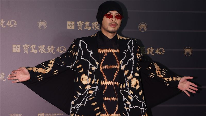 故意穿蝙蝠裝　黃明志嗆爆武漢肺炎