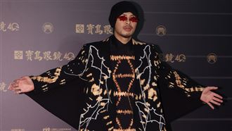 故意穿蝙蝠裝　黃明志嗆爆武漢肺炎