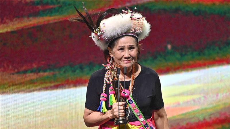 75歲歌后終於奪金曲！姪子是這大咖
