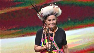 75歲歌后終於奪金曲！姪子是這大咖